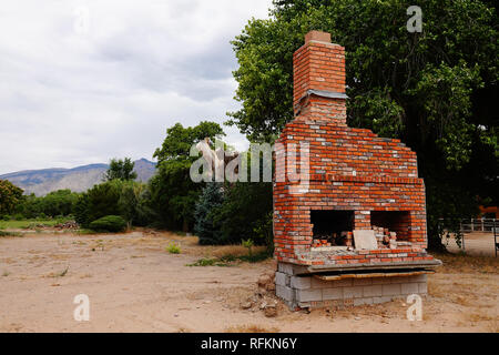 Tutto ciò che resta di una casa è il caminetto dopo un incendio alla casa in Corales, Arizona. Foto Stock