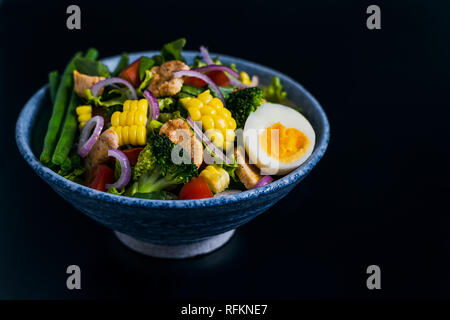 Carni di pollo Insalata Veggie con mais e uovo. Foto Stock