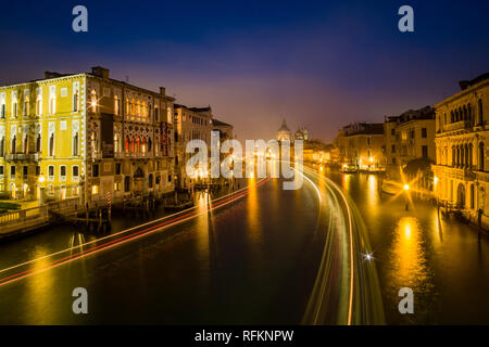 Vista panoramica sul Canal Grande, il Canal Grande e la Basilica di Santa Maria della Salute, Basilica di Santa Maria della Salute, illuminata di notte Foto Stock