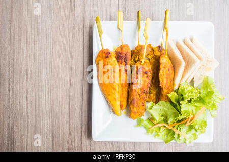 Pollo alla griglia saté nella piastra bianca Foto Stock