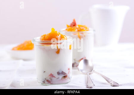 Il dessert con purea di zucca, yogurt e figure su sfondo bianco Foto Stock