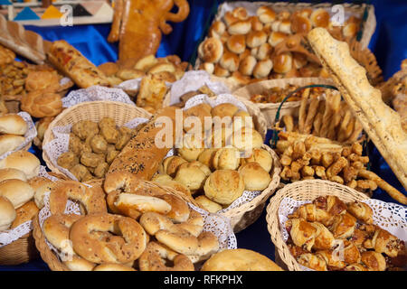 Assortimento di pasticceria fresca sulla tavola a buffet Foto Stock