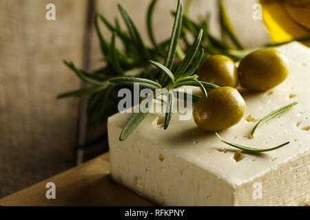Freschi e saporiti greco olive verdi con formaggio feta o formaggio di capra. Primo piano. Cibo mediterraneo.orizzontale. Foto Stock
