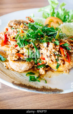 Fritti di basilico piccante leaft con il secolo delle uova e carne di maiale nella piastra Foto Stock