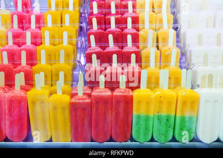 Frutte gelato sul contatore al supermercato Foto Stock
