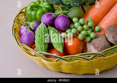 Set di vegetale nel cestello, concetto sano Foto Stock