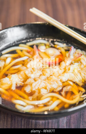 Tempura giapponese udon noodles - soft punto di messa a fuoco Foto Stock