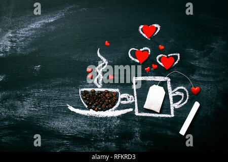 Dipinto di tazza di tè e caffè su una vecchia lavagna. Per amore o per il giorno di San Valentino del concetto. Vista da sopra. Foto Stock