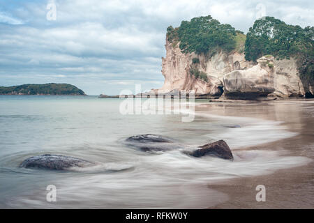 Cove Della Cattedrale in Nuova Zelanda contiene splendide formazioni rocciose e belle spiagge appartate accessibili solo in barca o una lunga passeggiata. Foto Stock