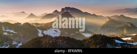 Nebbia in Pieniny montagne nella luce del tramonto, Polonia Foto Stock