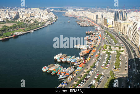 Una veduta aerea di dhow di legno sul lato Deira di Dubai Creek. Foto Stock