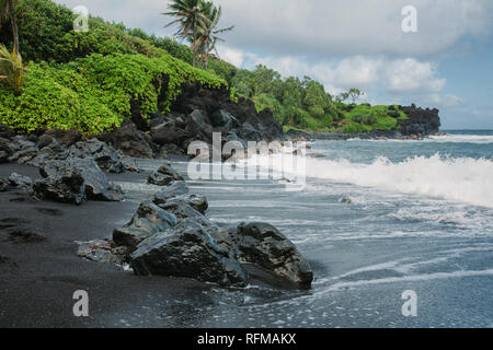 Honokalani spiaggia di sabbia nera (strada a Hana, Maui) Foto Stock