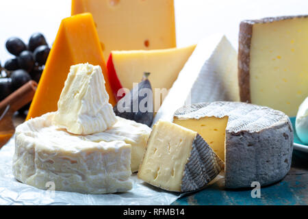 Celebri formaggi europei in assortimento, olandese palla rossa di Edam e vecchio di formaggi con fori, Spagnolo formaggio Manchego, Francese soft Brie e Camembert, inglese Foto Stock