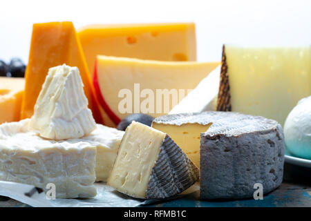 Celebri formaggi europei in assortimento, olandese palla rossa di Edam e vecchio di formaggi con fori, Spagnolo formaggio Manchego, Francese soft Brie e Camembert, inglese Foto Stock