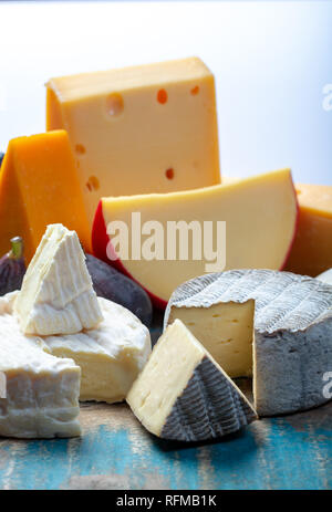 Celebri formaggi europei in assortimento, olandese palla rossa di Edam e vecchio di formaggi con fori, Spagnolo formaggio Manchego, Francese soft Brie e Camembert, inglese Foto Stock