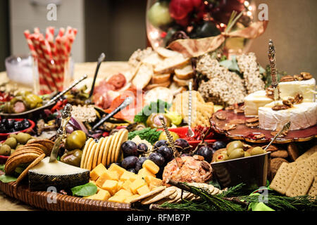 Professionalmente provved carne, frutti, salse, olive, formaggio e cracker in un bellissimo display . Holiday ufficio partito. Foto Stock