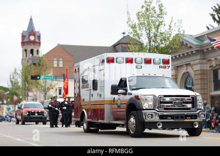 Stoughton Wisconsin, Stati Uniti d'America - 20 Maggio 2018: annuale parata norvegesi, un ambulanza della zona di Stoughton EMS, da parte di guida, durante la sfilata Foto Stock