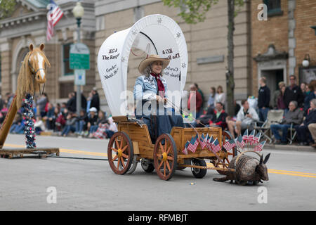 Stoughton Wisconsin, Stati Uniti d'America - 20 Maggio 2018: annuale parata norvegese, Donna a cavallo di un carro trainato da un armadillo Foto Stock