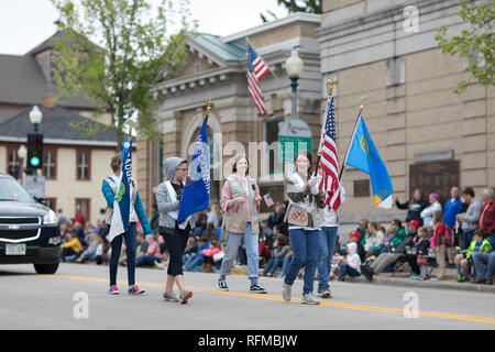 Stoughton Wisconsin, Stati Uniti d'America - 20 Maggio 2018: annuale parata norvegese, membri dell'girlscouts scorting la bandiera americana Foto Stock