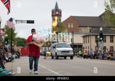 Stoughton Wisconsin, Stati Uniti d'America - 20 Maggio 2018: annuale parata norvegese, uomo vendita caramella di cotone durante la sfilata Foto Stock