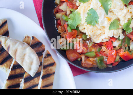 Tradizionale colazione Turca piatto di Menemen con flatbread Foto Stock