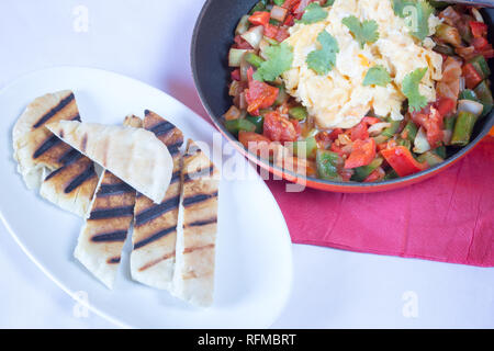 Tradizionale colazione Turca piatto di Menemen con flatbread Foto Stock