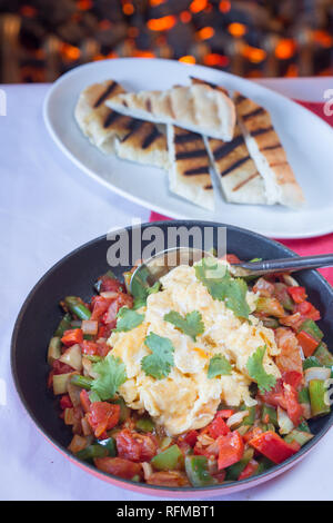 Tradizionale colazione Turca piatto di Menemen con flatbread Foto Stock