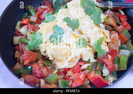 Tradizionale colazione Turca piatto di Menemen con flatbread Foto Stock