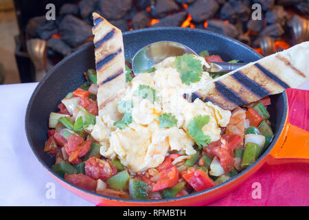 Tradizionale colazione Turca piatto di Menemen con flatbread Foto Stock