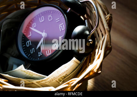 Orologio e denaro, tempo prezioso Foto Stock