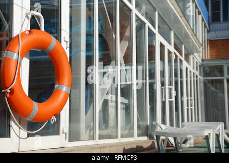 Salvagente in piscina Foto Stock