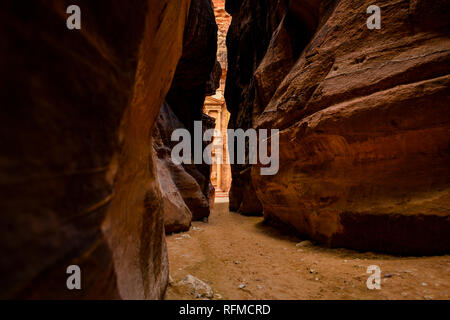 La bellissima Al Khazneh (Tesoro) visto attraverso un canyon ha le pareti in Petra. Foto Stock