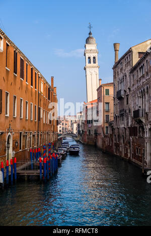 Stretti canali di acqua che conduce attraverso i sofferenti case in mattoni della cosiddetta "città galleggiante", la torre della chiesa di San Giorgio dei Greci Foto Stock