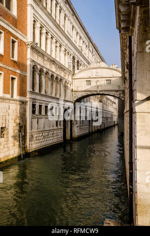 Il Ponte dei Sospiri, il Ponte dei Sospiri, passa oltre il rio di Palazzo e collega la nuova prigione, Prigioni Nuove, al Palazzo Ducale, Palazzo Duca Foto Stock