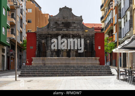 Fontana neoclassica con un ordine toscano sulla piazza Plaza de Isabel II. Santa Cruz è la città capitale di Tenerife. Foto Stock