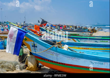 I pescatori sulla spiaggia di Marina, Chennai in India Foto Stock