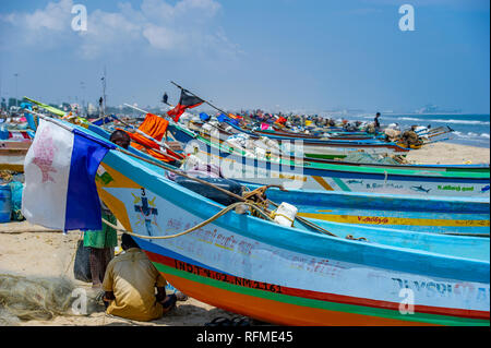 I pescatori sulla spiaggia di Marina, Chennai in India Foto Stock
