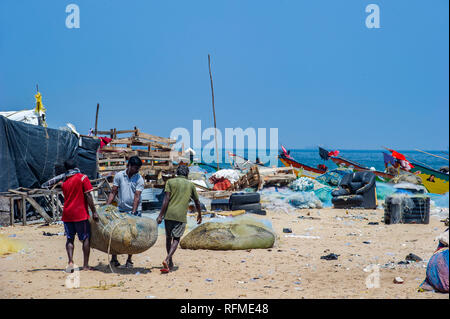 Pescatori tende di fortuna e reti sulla spiaggia di Marina sulla baia del Bengala vicino a Chennai, India Foto Stock