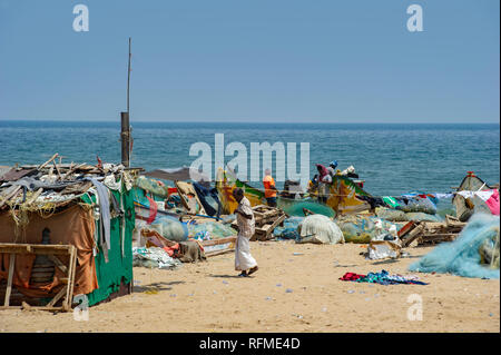 Pescatori tende di fortuna e reti sulla spiaggia di Marina sulla baia del Bengala vicino a Chennai, India Foto Stock