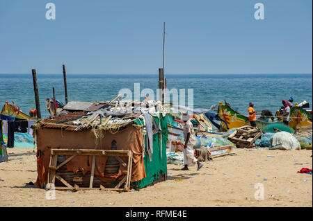 Pescatori tende di fortuna e reti sulla spiaggia di Marina sulla baia del Bengala vicino a Chennai, India Foto Stock