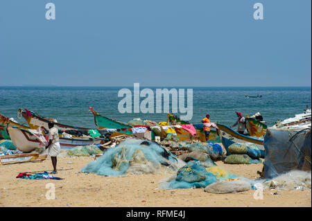 Pescatori tende di fortuna e reti sulla spiaggia di Marina sulla baia del Bengala vicino a Chennai, India Foto Stock