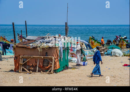 Pescatori tende di fortuna e reti sulla spiaggia di Marina sulla baia del Bengala vicino a Chennai, India Foto Stock