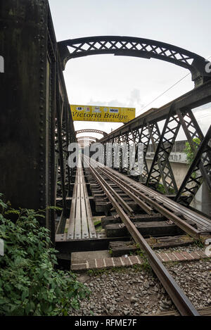 Kuala Kangsar, Malesia - 21 Giugno 2018: Singola via ferrovia Ponte Victoria si trova a Kuala Kangsar, si trova accanto a Sungai Perak, Malesia - uno dei th Foto Stock