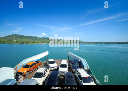 Trad, Thailandia - Dicembre 04, 2018: un sacco di auto sul traghetto per il popolare destinazione di viaggio Koh Chang, provincia Trad, Thailandia. Foto Stock