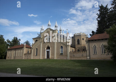 Wörlitzer Park con il suo stile gotico-house è una parte importante dell'Dessau-Wörlitz Garden Realm, che è un sito patrimonio mondiale in Germania. Foto Stock