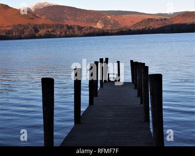 Guardando fuori attraverso il lago, Ashness Jetty, Derwentwater, Parco Nazionale del Distretto dei Laghi, Cumbria, England, Regno Unito Foto Stock