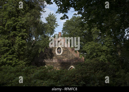 Wörlitzer Park con la sua stalla è una parte importante dell'Dessau-Wörlitz Garden Realm, che è un sito patrimonio mondiale in Germania. Foto Stock