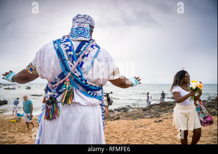 SALVADOR, Brasile - Febbraio 02, 2016: un brasiliano candomble sacerdote esegue una benedizione al Festival di Yemanja in tradizionali colori bianco e blu perline. Foto Stock