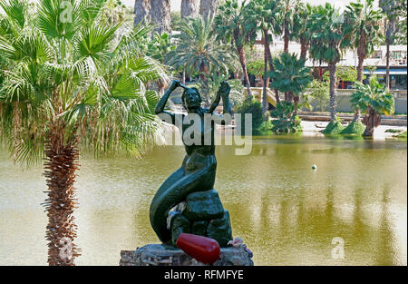 Mermaid statua di Huaca La Cina, la bellissima principessa in La leggenda di questa oasi cittadina che ha dato i natali alla laguna, Huacachina, Ica, Perù Foto Stock