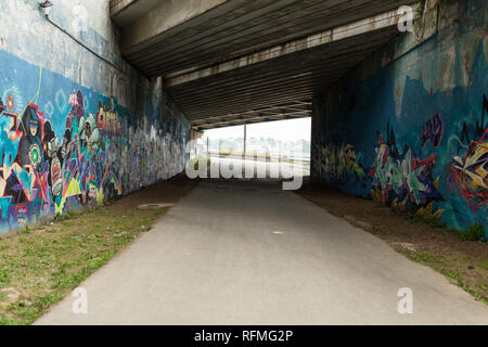 Brest, Francia 28 maggio 2018 Graffiti tunnel urbano sul Giardino Botanico in Brest Francia maggio 2018. Foto Stock